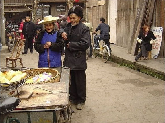 梦见水缸满了水（梦见街上水缸的水满了）