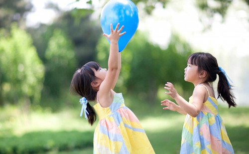 梦到手里抱着个小孩是胎梦吗（梦到肚子里有个孩子在动是胎梦吗）