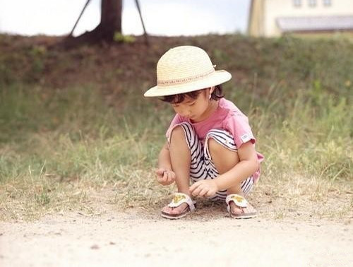 梦见同事坐着喂孩子吃奶（梦见抱别人小孩喂自己的奶喝）