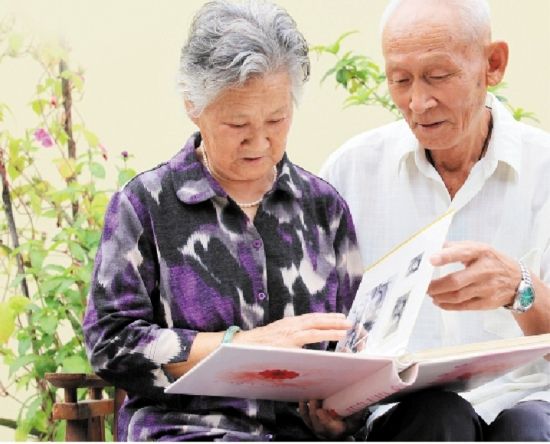 梦见死去堂哥陪我游山玩耍（梦见与已故母亲同居一起烧火做饭）