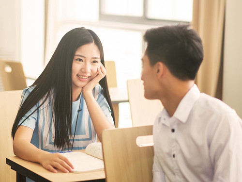 女人梦见自家车掉水里去了（梦见自己车掉到水里去了）